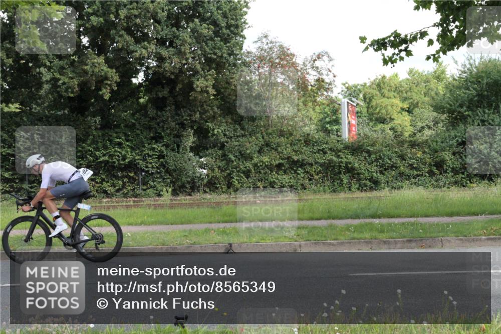 10.08.2025 - GEWOBA Citytriathlon Bremen Yannick Fuchs http://msf.ph/oto/8565349 10.08.2025 12:05:02 Radfahren 618, 690, 701 meine-sportfotos.de