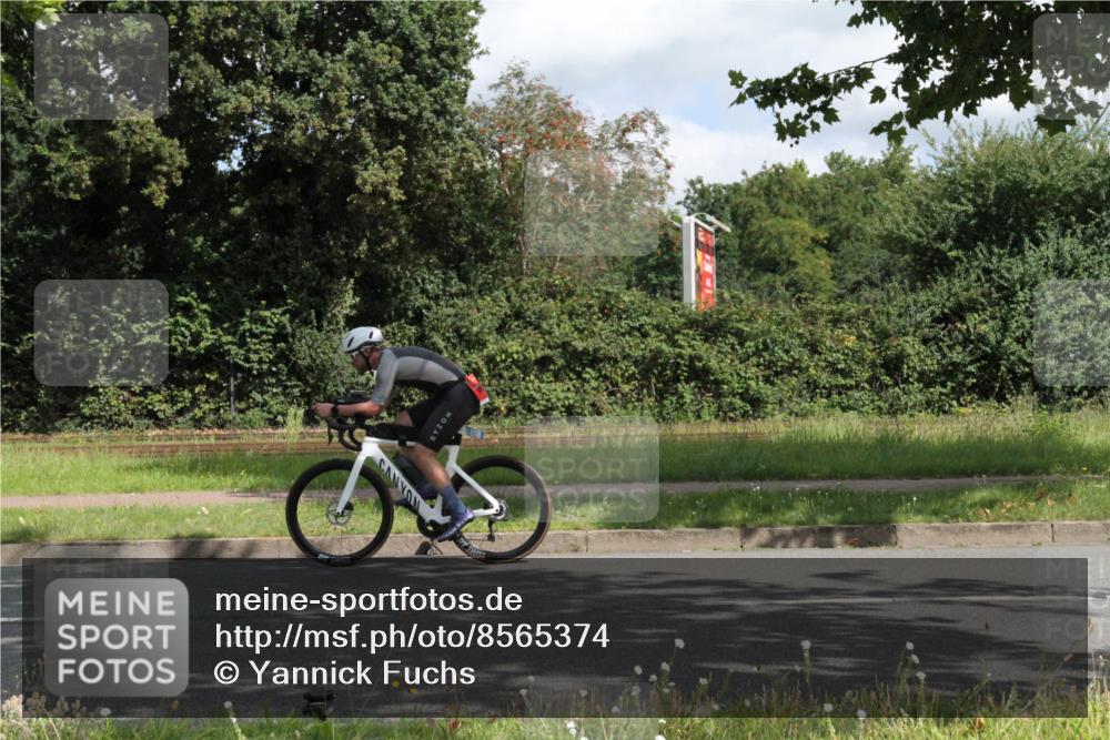 10.08.2025 - GEWOBA Citytriathlon Bremen Yannick Fuchs http://msf.ph/oto/8565374 10.08.2025 12:05:45 Radfahren 1027 meine-sportfotos.de