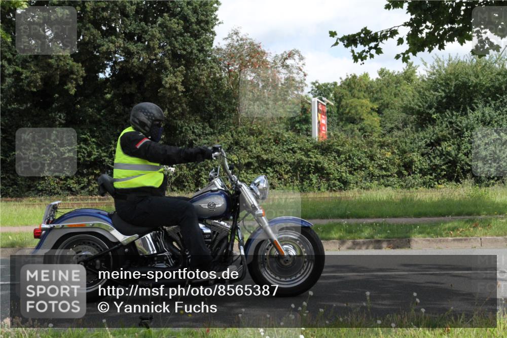 10.08.2025 - GEWOBA Citytriathlon Bremen Yannick Fuchs http://msf.ph/oto/8565387 10.08.2025 12:06:07 Radfahren 554, 729 meine-sportfotos.de