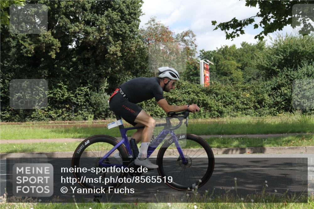10.08.2025 - GEWOBA Citytriathlon Bremen Yannick Fuchs http://msf.ph/oto/8565519 10.08.2025 12:07:55 Radfahren 559, 574, 609, 646, 660, 696, 698, 706, 721, 723, 879 meine-sportfotos.de