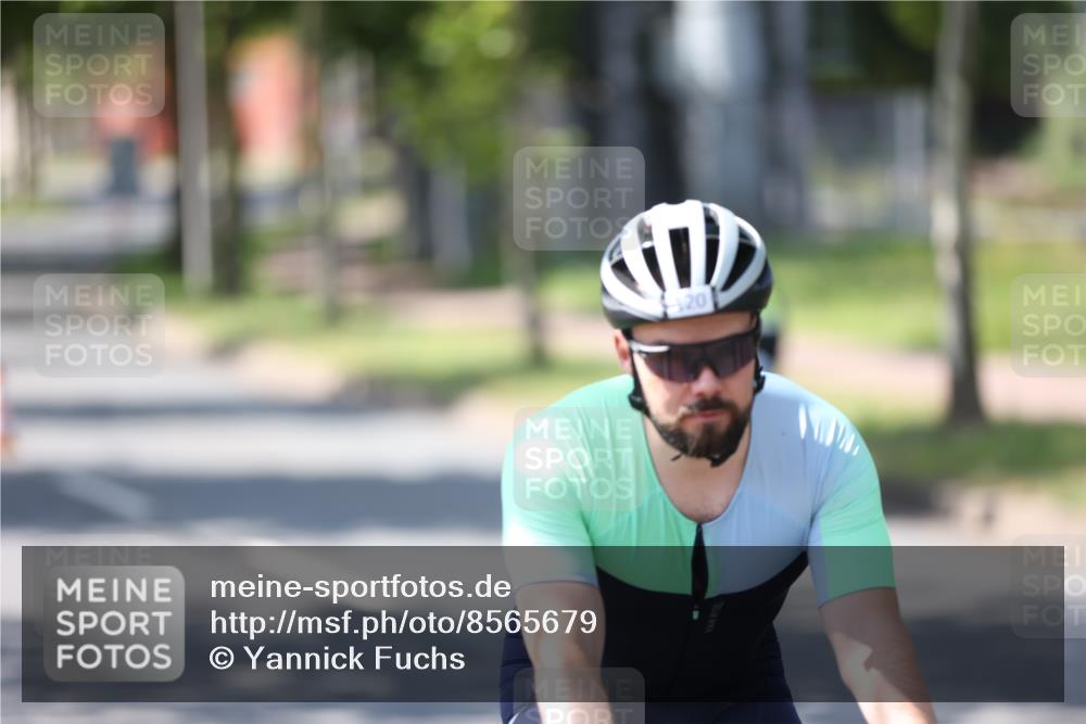 10.08.2025 - GEWOBA Citytriathlon Bremen Yannick Fuchs http://msf.ph/oto/8565679 10.08.2025 14:50:12 Radfahren 120, 293, 322, 352, 356, 400, 410 meine-sportfotos.de