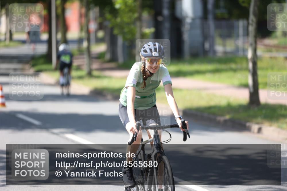 10.08.2025 - GEWOBA Citytriathlon Bremen Yannick Fuchs http://msf.ph/oto/8565680 10.08.2025 14:50:14 Radfahren 120, 293, 352, 356, 400, 410, 504 meine-sportfotos.de