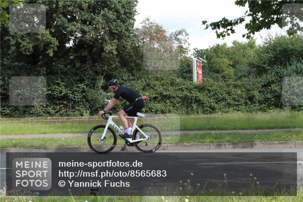 10.08.2025 - GEWOBA Citytriathlon Bremen Yannick Fuchs http://msf.ph/oto/8565683 10.08.2025 12:09:49 Radfahren 586, 607, 628, 688, 697, 703, 732, 830, 849 meine-sportfotos.de