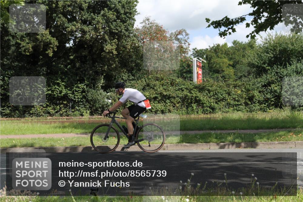 10.08.2025 - GEWOBA Citytriathlon Bremen Yannick Fuchs http://msf.ph/oto/8565739 10.08.2025 12:10:20 Radfahren 647, 710, 889, 1024 meine-sportfotos.de