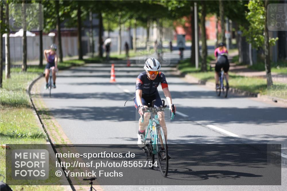 10.08.2025 - GEWOBA Citytriathlon Bremen Yannick Fuchs http://msf.ph/oto/8565754 10.08.2025 14:51:17 Radfahren 212, 338, 379, 399, 411, 468, 470, 492, 494 meine-sportfotos.de