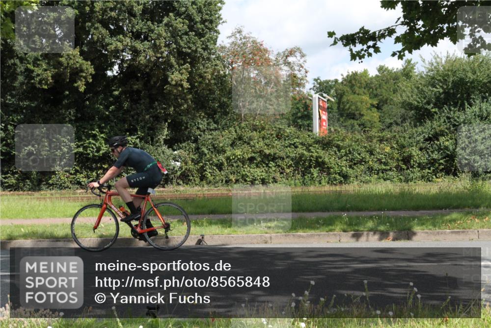 10.08.2025 - GEWOBA Citytriathlon Bremen Yannick Fuchs http://msf.ph/oto/8565848 10.08.2025 12:11:20 Radfahren 575, 645, 669, 679, 687, 713, 835, 894, 1038 meine-sportfotos.de