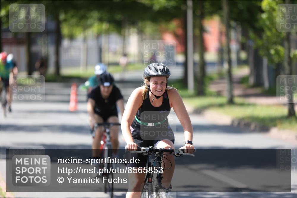 10.08.2025 - GEWOBA Citytriathlon Bremen Yannick Fuchs http://msf.ph/oto/8565853 10.08.2025 14:52:23 Radfahren 327, 329, 347, 361, 381, 412, 439, 469, 496, 520 meine-sportfotos.de