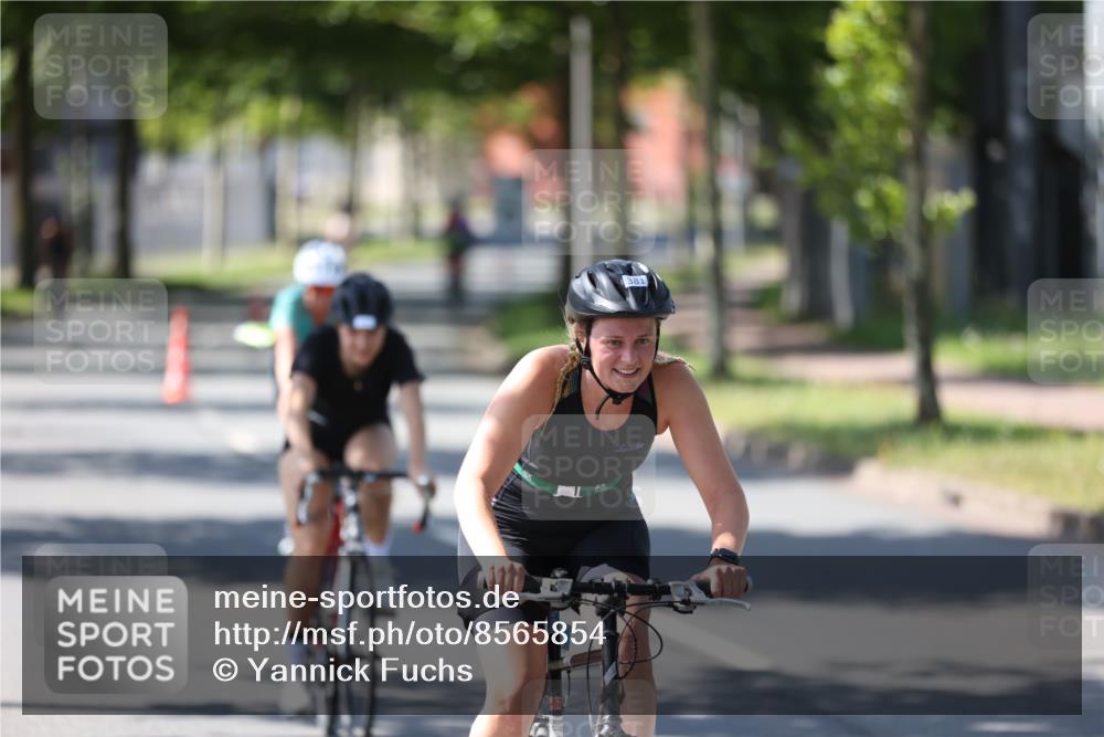 10.08.2025 - GEWOBA Citytriathlon Bremen Yannick Fuchs http://msf.ph/oto/8565854 10.08.2025 14:52:23 Radfahren 327, 329, 347, 361, 381, 412, 439, 469, 496, 520 meine-sportfotos.de