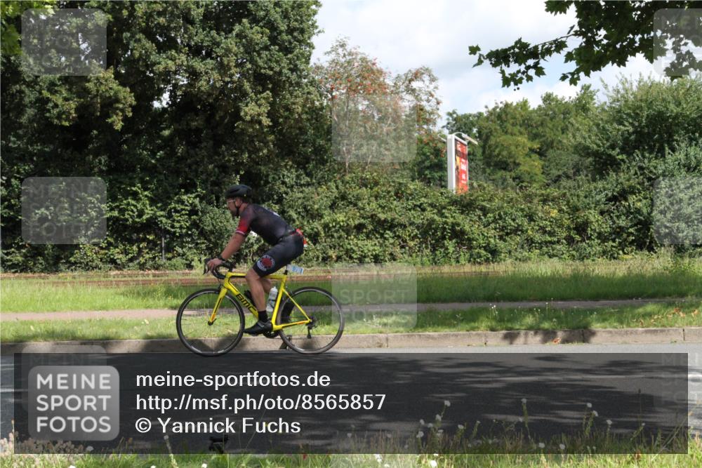 10.08.2025 - GEWOBA Citytriathlon Bremen Yannick Fuchs http://msf.ph/oto/8565857 10.08.2025 12:11:25 Radfahren 575, 578, 583, 645, 679, 713, 894, 1038 meine-sportfotos.de