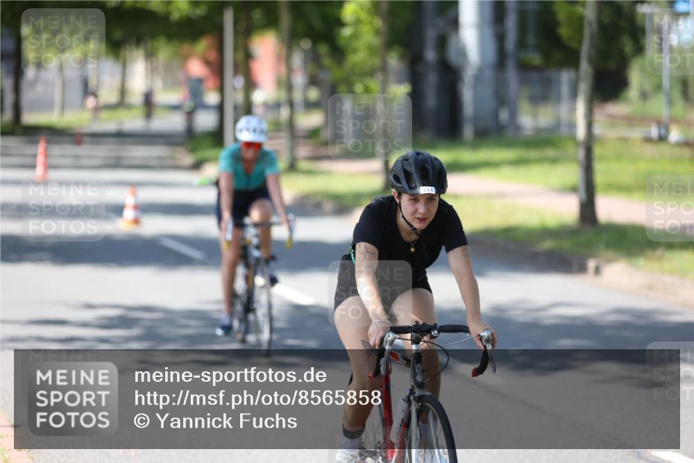 10.08.2025 - GEWOBA Citytriathlon Bremen Yannick Fuchs http://msf.ph/oto/8565858 10.08.2025 14:52:24 Radfahren 327, 329, 347, 361, 381, 412, 439, 469, 496, 520 meine-sportfotos.de