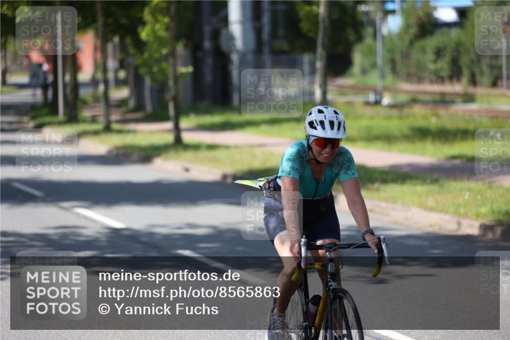 10.08.2025 - GEWOBA Citytriathlon Bremen Yannick Fuchs http://msf.ph/oto/8565863 10.08.2025 14:52:25 Radfahren 327, 329, 347, 361, 381, 412, 439, 469, 496, 520 meine-sportfotos.de