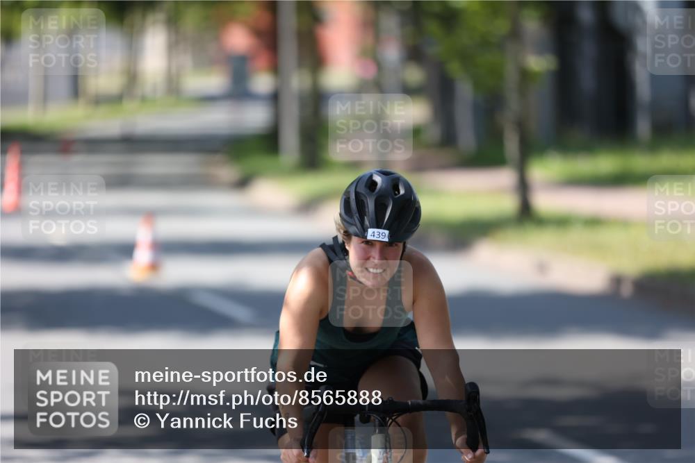 10.08.2025 - GEWOBA Citytriathlon Bremen Yannick Fuchs http://msf.ph/oto/8565888 10.08.2025 14:52:31 Radfahren 327, 329, 347, 361, 381, 439, 459, 469, 496, 520 meine-sportfotos.de