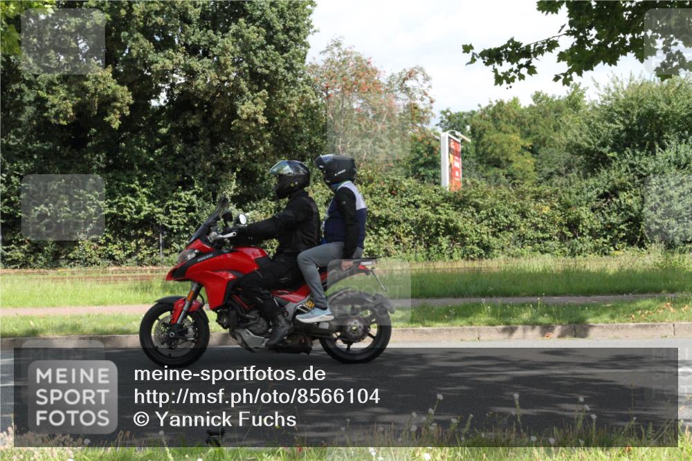 10.08.2025 - GEWOBA Citytriathlon Bremen Yannick Fuchs http://msf.ph/oto/8566104 10.08.2025 12:13:52 Radfahren 568, 590, 621, 664, 733, 776, 823, 863, 873, 950, 951, 1017 meine-sportfotos.de