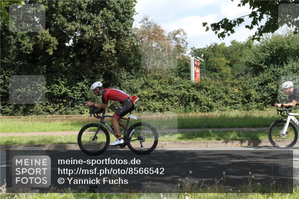 10.08.2025 - GEWOBA Citytriathlon Bremen Yannick Fuchs http://msf.ph/oto/8566542 10.08.2025 12:18:03 Radfahren 553, 560, 579, 582, 741, 765, 794, 833, 867, 933, 966, 977 meine-sportfotos.de