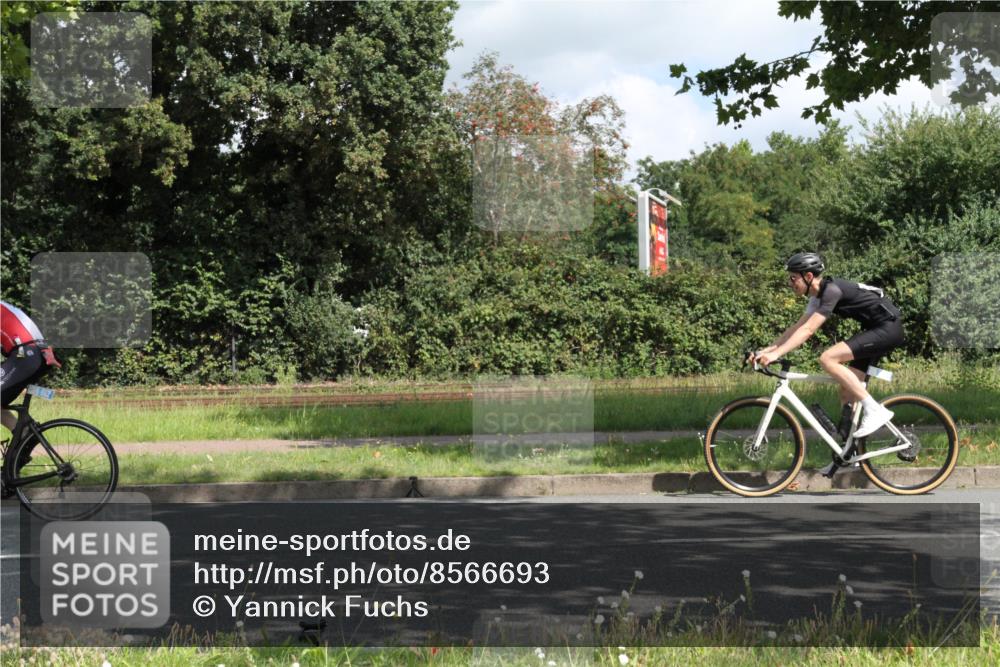 10.08.2025 - GEWOBA Citytriathlon Bremen Yannick Fuchs http://msf.ph/oto/8566693 10.08.2025 12:20:17 Radfahren 565, 570, 596, 639, 720, 782, 784, 844, 892, 920 meine-sportfotos.de