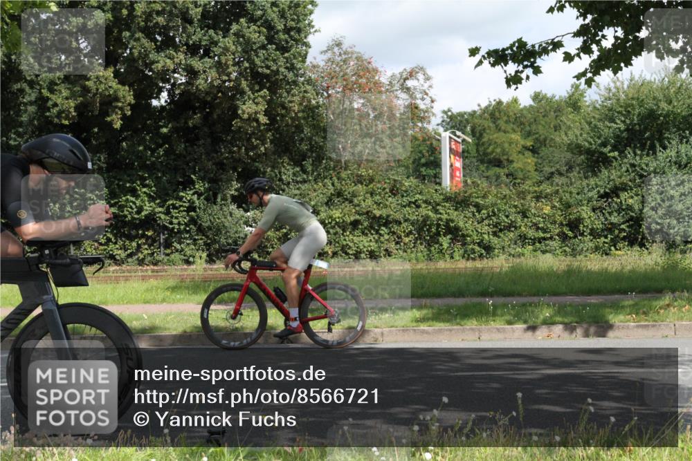 10.08.2025 - GEWOBA Citytriathlon Bremen Yannick Fuchs http://msf.ph/oto/8566721 10.08.2025 12:20:58 Radfahren 558, 581, 662, 701, 758, 772, 795, 869, 899, 940, 969, 1001 meine-sportfotos.de