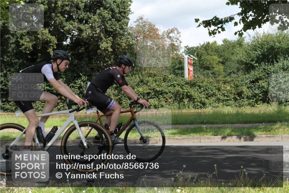 10.08.2025 - GEWOBA Citytriathlon Bremen Yannick Fuchs http://msf.ph/oto/8566736 10.08.2025 12:21:13 Radfahren 555, 558, 581, 618, 662, 701, 758, 761, 785, 813, 869, 913, 969, 975, 1002 meine-sportfotos.de