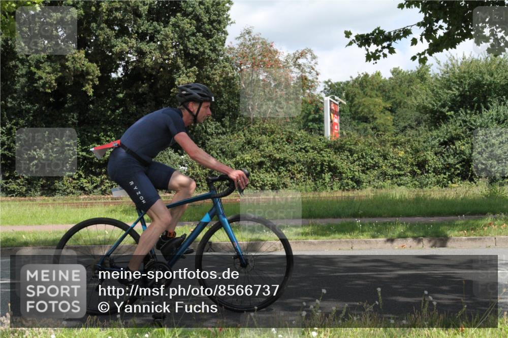 10.08.2025 - GEWOBA Citytriathlon Bremen Yannick Fuchs http://msf.ph/oto/8566737 10.08.2025 12:21:13 Radfahren 555, 558, 581, 618, 662, 701, 758, 761, 785, 813, 869, 913, 969, 975, 1002 meine-sportfotos.de