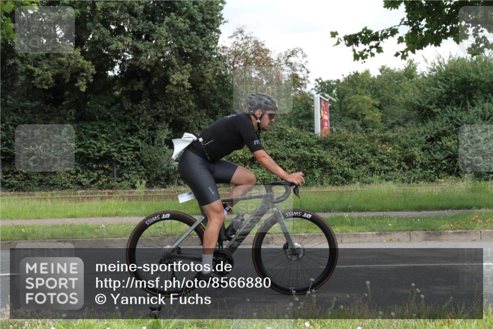 10.08.2025 - GEWOBA Citytriathlon Bremen Yannick Fuchs http://msf.ph/oto/8566880 10.08.2025 12:24:10 Radfahren 557, 614, 650, 706, 723, 815, 879, 944, 1028 meine-sportfotos.de