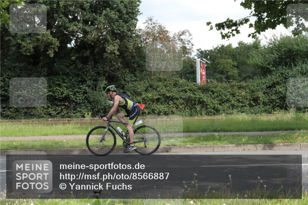 10.08.2025 - GEWOBA Citytriathlon Bremen Yannick Fuchs http://msf.ph/oto/8566887 10.08.2025 12:24:24 Radfahren 557, 613, 623, 650, 660, 705, 723, 724, 779, 809, 883, 925, 944, 964, 1028, 1036 meine-sportfotos.de