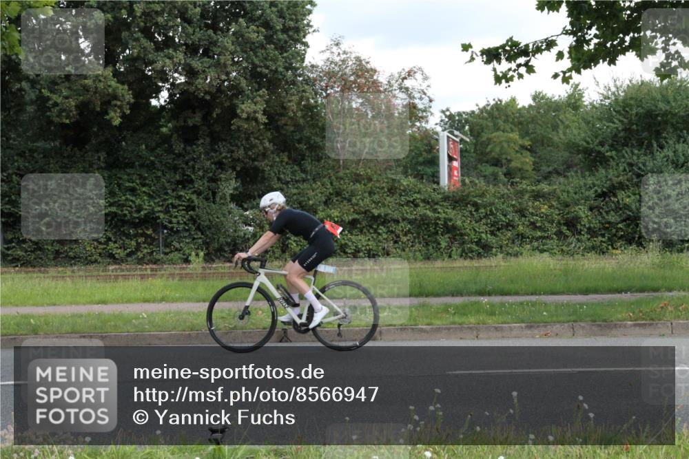 10.08.2025 - GEWOBA Citytriathlon Bremen Yannick Fuchs http://msf.ph/oto/8566947 10.08.2025 12:25:52 Radfahren 677, 684, 693, 730, 755, 830, 849, 850, 865, 968, 1014 meine-sportfotos.de