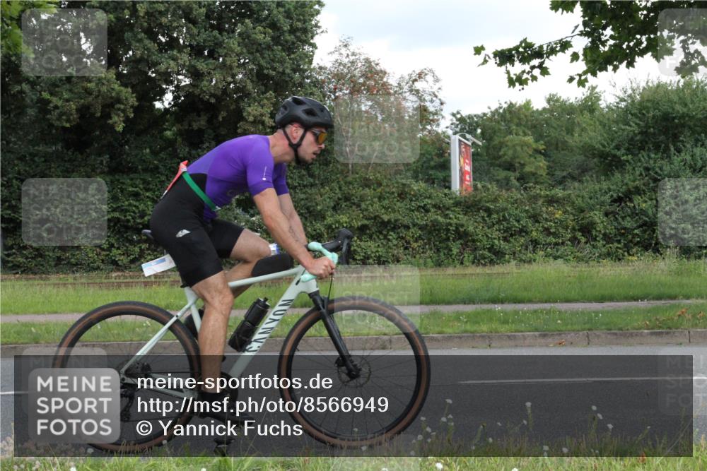 10.08.2025 - GEWOBA Citytriathlon Bremen Yannick Fuchs http://msf.ph/oto/8566949 10.08.2025 12:25:55 Radfahren 611, 677, 684, 693, 730, 755, 830, 842, 849, 850, 865, 871, 1014 meine-sportfotos.de