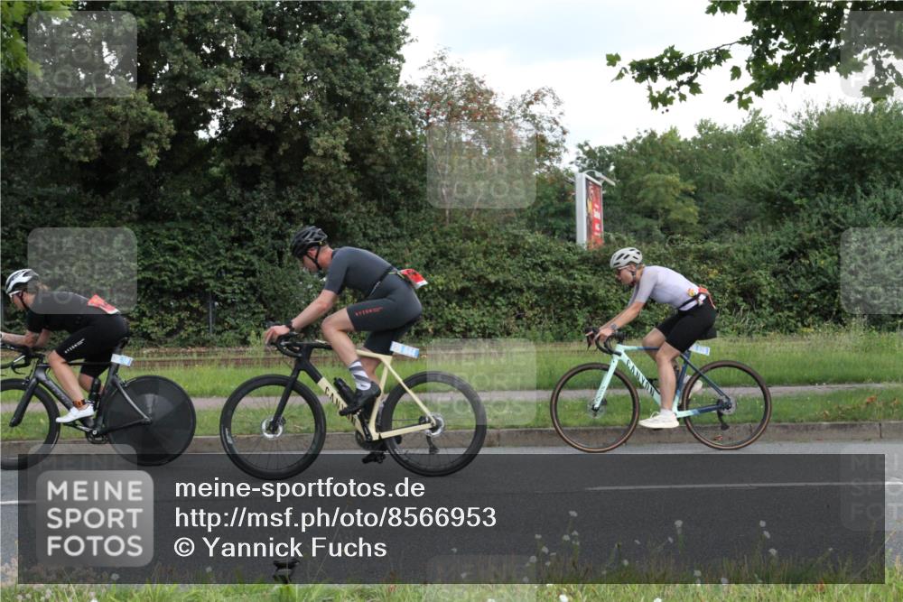 10.08.2025 - GEWOBA Citytriathlon Bremen Yannick Fuchs http://msf.ph/oto/8566953 10.08.2025 12:25:59 Radfahren 611, 661, 677, 693, 730, 755, 830, 842, 849, 865, 871, 911, 1014 meine-sportfotos.de