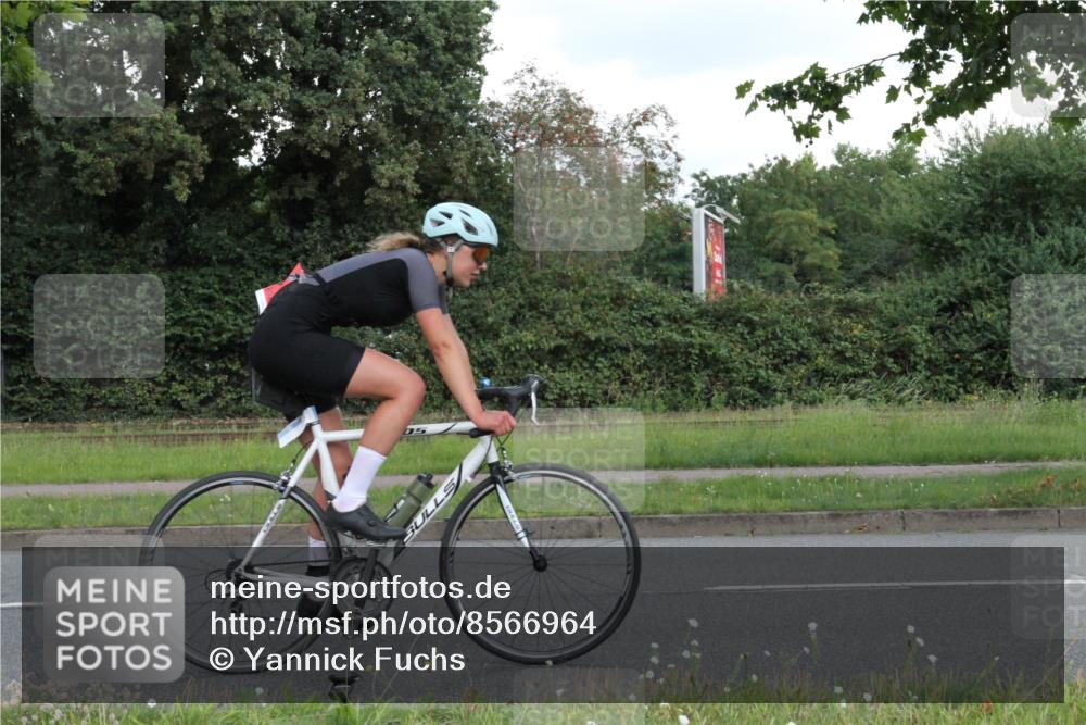 10.08.2025 - GEWOBA Citytriathlon Bremen Yannick Fuchs http://msf.ph/oto/8566964 10.08.2025 12:26:11 Radfahren 608, 611, 661, 730, 755, 786, 808, 842, 865, 871, 911, 1014 meine-sportfotos.de