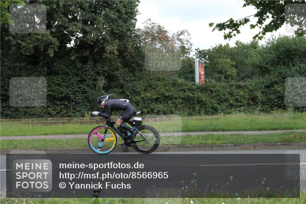 10.08.2025 - GEWOBA Citytriathlon Bremen Yannick Fuchs http://msf.ph/oto/8566965 10.08.2025 12:26:13 Radfahren 608, 611, 661, 730, 786, 808, 842, 865, 871, 911, 1014 meine-sportfotos.de