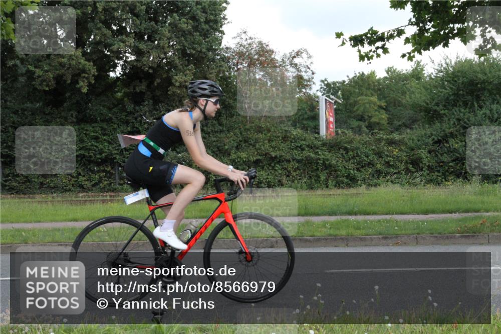 10.08.2025 - GEWOBA Citytriathlon Bremen Yannick Fuchs http://msf.ph/oto/8566979 10.08.2025 12:26:33 Radfahren 574, 628, 668, 710, 731, 837, 903, 930, 939, 972 meine-sportfotos.de