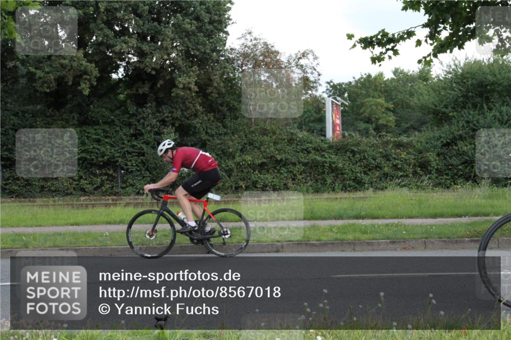 10.08.2025 - GEWOBA Citytriathlon Bremen Yannick Fuchs http://msf.ph/oto/8567018 10.08.2025 12:27:24 Radfahren 568, 586, 633, 792, 835, 918, 929, 962, 1038 meine-sportfotos.de
