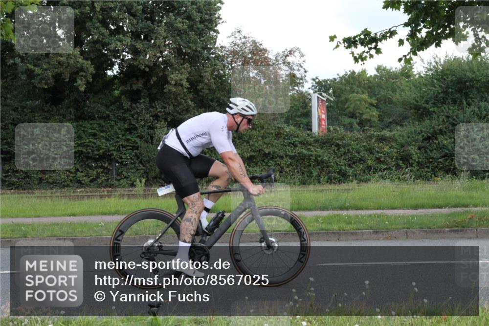 10.08.2025 - GEWOBA Citytriathlon Bremen Yannick Fuchs http://msf.ph/oto/8567025 10.08.2025 12:27:34 Radfahren 568, 586, 647, 792, 835, 929, 962, 1038 meine-sportfotos.de