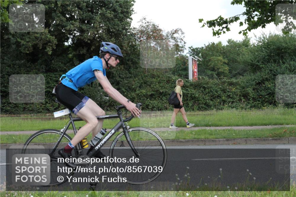 10.08.2025 - GEWOBA Citytriathlon Bremen Yannick Fuchs http://msf.ph/oto/8567039 10.08.2025 12:28:03 Radfahren 593, 651, 669, 674, 676, 697, 712, 713, 716, 748, 800, 885, 898, 907, 963 meine-sportfotos.de