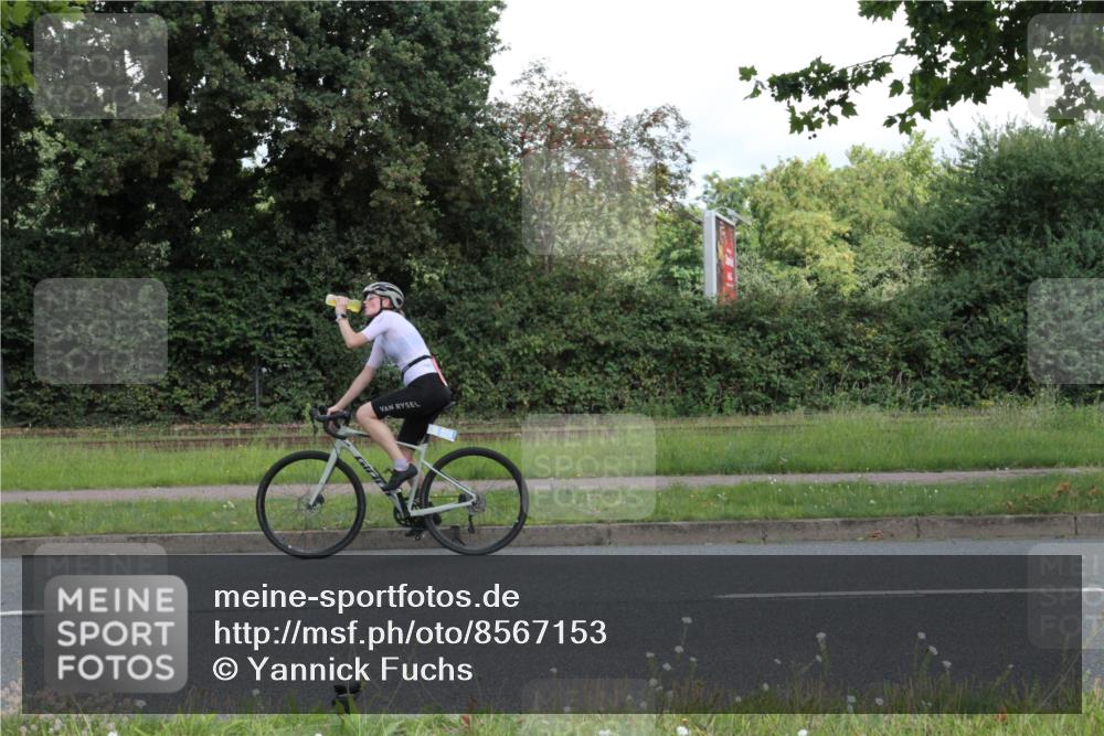 10.08.2025 - GEWOBA Citytriathlon Bremen Yannick Fuchs http://msf.ph/oto/8567153 10.08.2025 12:29:37 Radfahren 645, 679, 687, 751, 771, 922, 927, 1030 meine-sportfotos.de