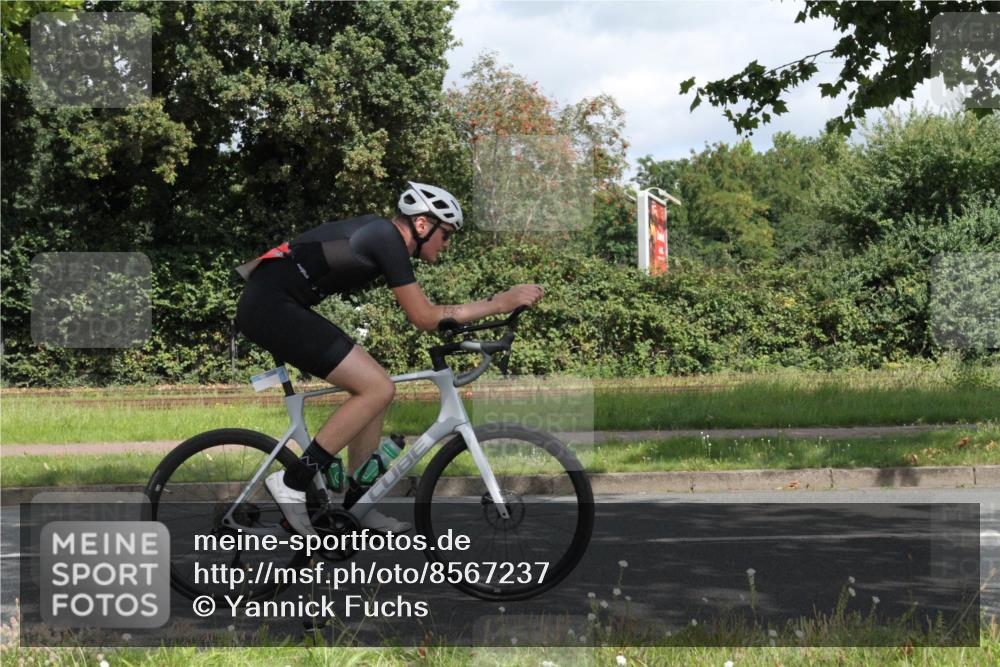 10.08.2025 - GEWOBA Citytriathlon Bremen Yannick Fuchs http://msf.ph/oto/8567237 10.08.2025 12:31:19 Radfahren 575, 616, 621, 630, 692, 753, 801, 894, 905 meine-sportfotos.de
