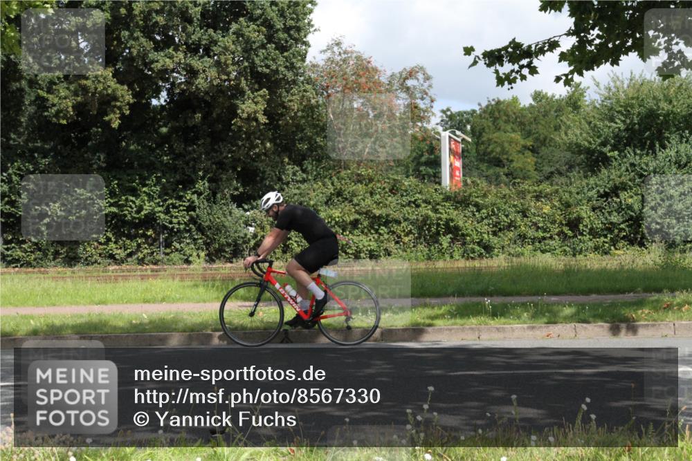 10.08.2025 - GEWOBA Citytriathlon Bremen Yannick Fuchs http://msf.ph/oto/8567330 10.08.2025 12:33:45 Radfahren 560, 635, 741, 820, 856, 858, 895 meine-sportfotos.de