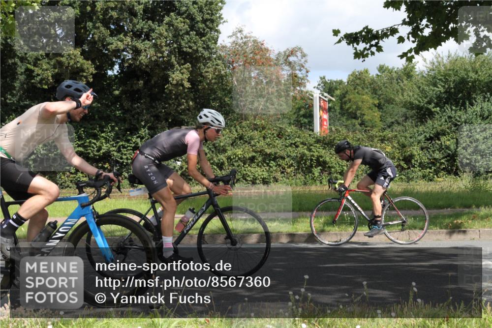 10.08.2025 - GEWOBA Citytriathlon Bremen Yannick Fuchs http://msf.ph/oto/8567360 10.08.2025 12:34:27 Radfahren 553, 584, 686, 822, 834, 891, 912, 914, 1027, 1037 meine-sportfotos.de