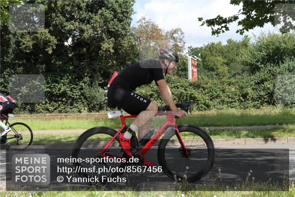 10.08.2025 - GEWOBA Citytriathlon Bremen Yannick Fuchs http://msf.ph/oto/8567456 10.08.2025 12:36:55 Radfahren 570, 631, 678, 701, 734, 739, 982, 1029, 1033 meine-sportfotos.de