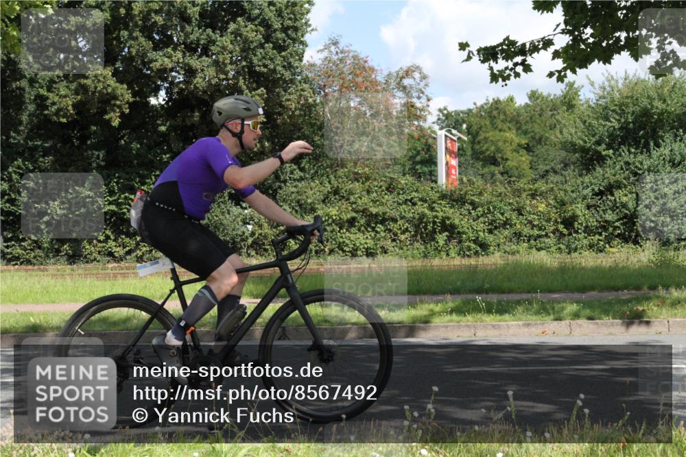 10.08.2025 - GEWOBA Citytriathlon Bremen Yannick Fuchs http://msf.ph/oto/8567492 10.08.2025 12:38:07 Radfahren 618, 671, 761, 764, 782, 784, 825, 844, 853, 1018 meine-sportfotos.de