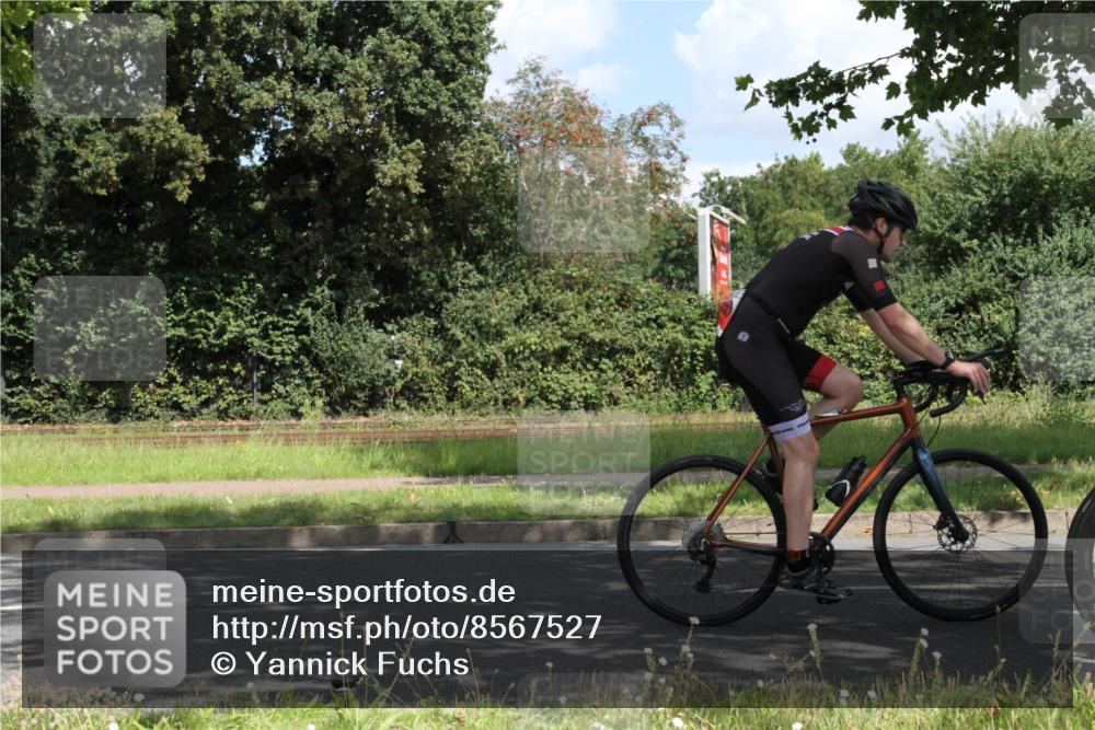 10.08.2025 - GEWOBA Citytriathlon Bremen Yannick Fuchs http://msf.ph/oto/8567527 10.08.2025 12:38:51 Radfahren 555, 662, 720, 740, 762, 772, 797, 892, 940, 978, 1019 meine-sportfotos.de