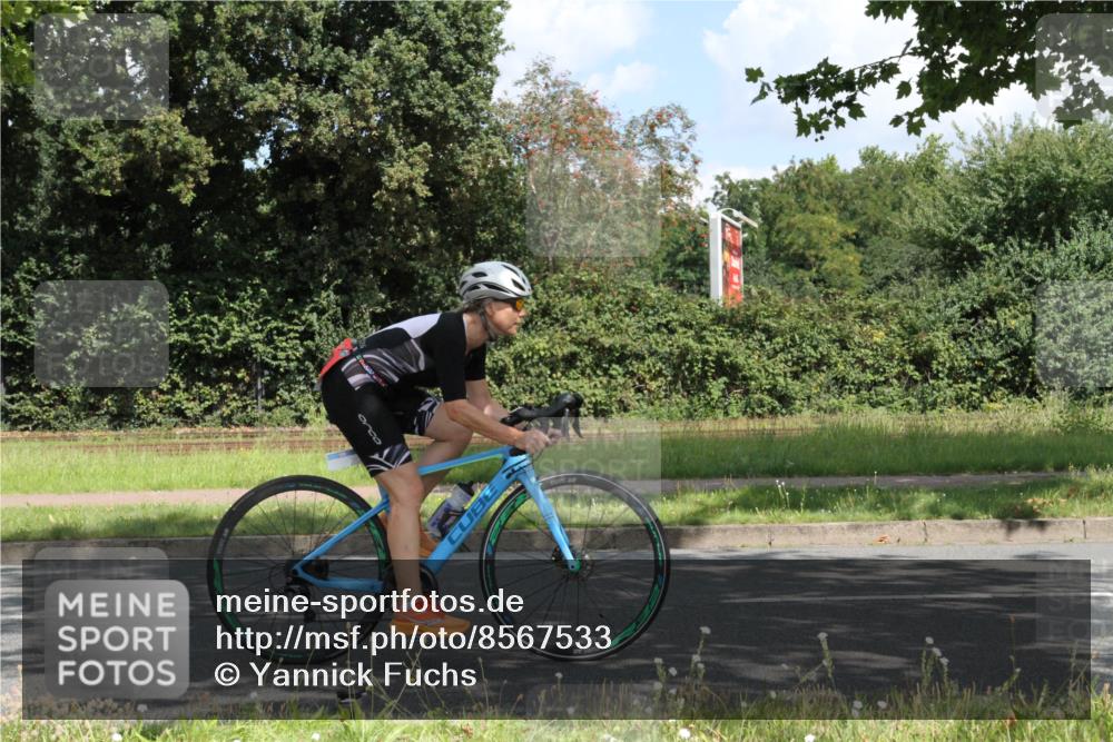 10.08.2025 - GEWOBA Citytriathlon Bremen Yannick Fuchs http://msf.ph/oto/8567533 10.08.2025 12:39:02 Radfahren 555, 658, 696, 720, 729, 762, 892, 900, 969, 978, 1019 meine-sportfotos.de
