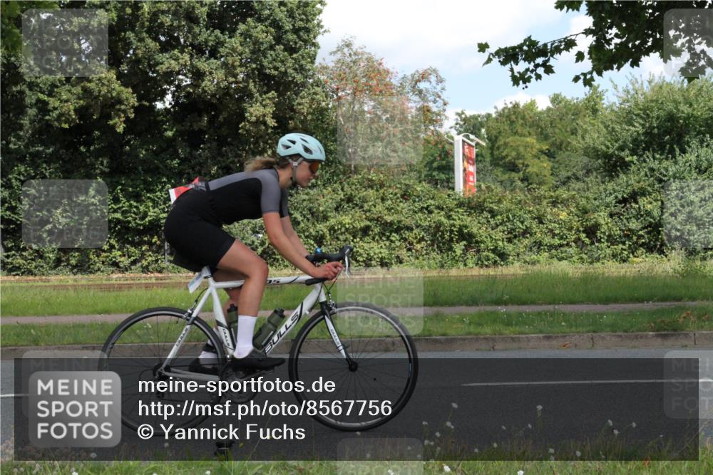 10.08.2025 - GEWOBA Citytriathlon Bremen Yannick Fuchs http://msf.ph/oto/8567756 10.08.2025 12:44:29 Radfahren 586, 669, 693, 703, 713, 746, 800, 819, 911, 965 meine-sportfotos.de