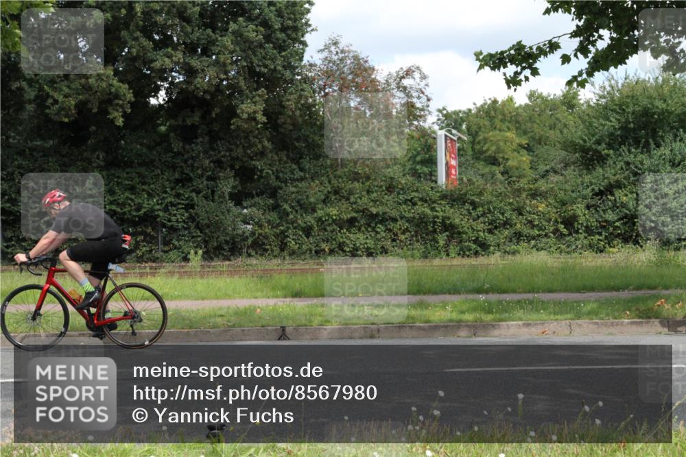 10.08.2025 - GEWOBA Citytriathlon Bremen Yannick Fuchs http://msf.ph/oto/8567980 10.08.2025 12:49:09 Radfahren 593, 641, 649, 682, 806, 840, 863, 950, 1010, 1027 meine-sportfotos.de