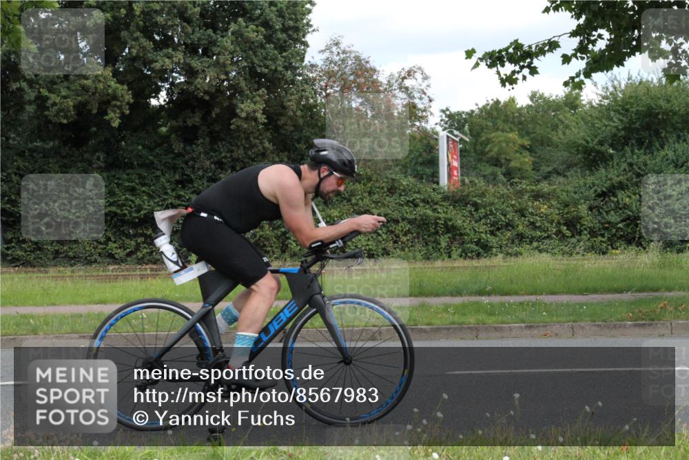 10.08.2025 - GEWOBA Citytriathlon Bremen Yannick Fuchs http://msf.ph/oto/8567983 10.08.2025 12:49:20 Radfahren 560, 593, 702, 774, 806, 840, 841, 888, 942, 950 meine-sportfotos.de