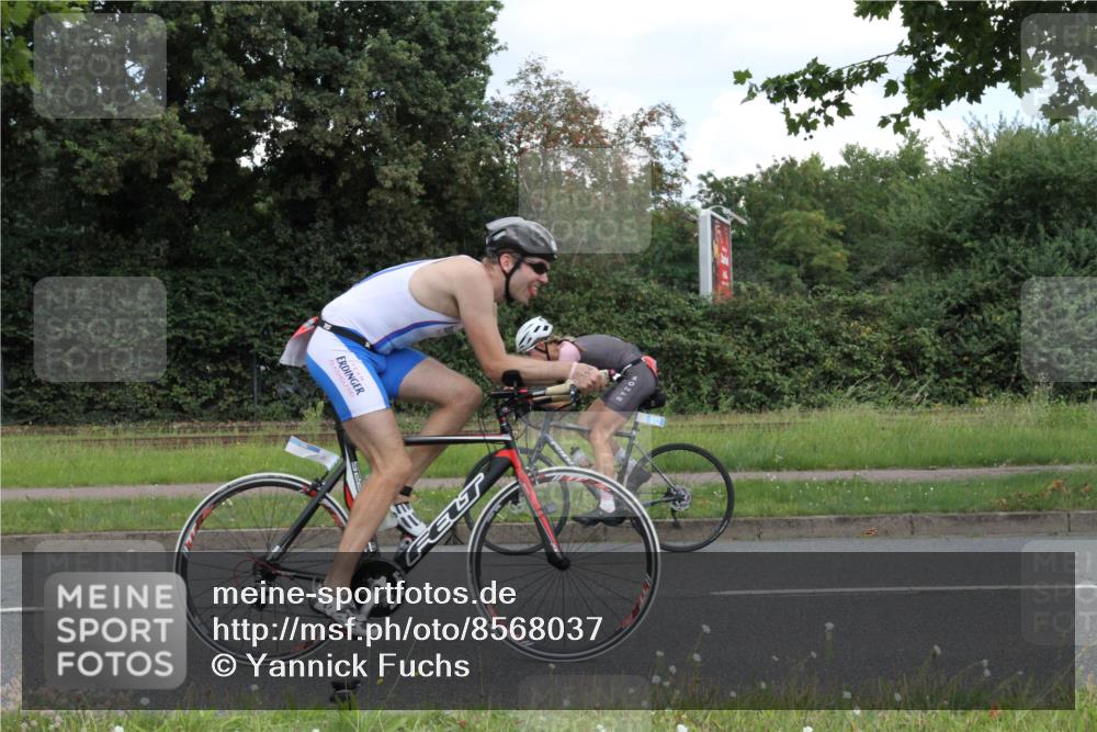 10.08.2025 - GEWOBA Citytriathlon Bremen Yannick Fuchs http://msf.ph/oto/8568037 10.08.2025 12:50:35 Radfahren 553, 584, 626, 735, 770, 824, 836, 859, 867, 914, 1016 meine-sportfotos.de