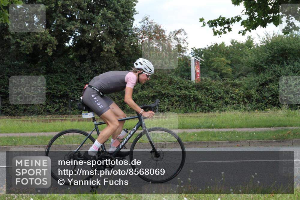 10.08.2025 - GEWOBA Citytriathlon Bremen Yannick Fuchs http://msf.ph/oto/8568069 10.08.2025 12:51:26 Radfahren 556, 667, 719, 822, 912 meine-sportfotos.de