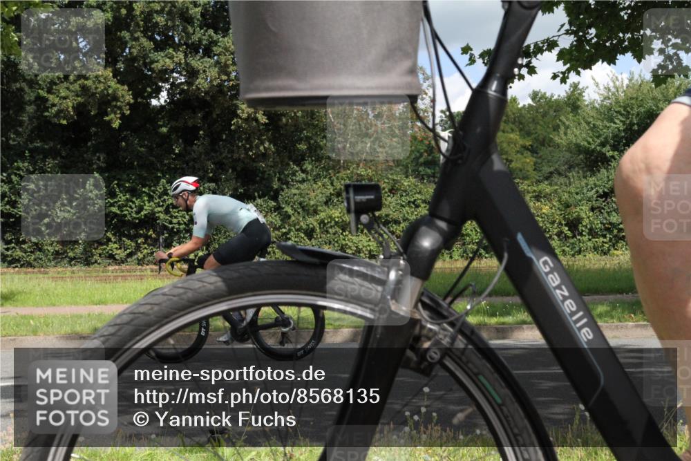 10.08.2025 - GEWOBA Citytriathlon Bremen Yannick Fuchs http://msf.ph/oto/8568135 10.08.2025 12:53:22 Radfahren 570, 631, 734, 759, 872, 902, 933, 966 meine-sportfotos.de