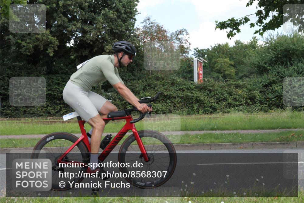 10.08.2025 - GEWOBA Citytriathlon Bremen Yannick Fuchs http://msf.ph/oto/8568307 10.08.2025 12:56:21 Radfahren 555, 567, 589, 662, 678, 721, 764, 784, 814, 831, 844 meine-sportfotos.de