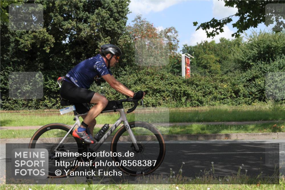 10.08.2025 - GEWOBA Citytriathlon Bremen Yannick Fuchs http://msf.ph/oto/8568387 10.08.2025 12:57:25 Radfahren 572, 690, 720, 758, 849, 892, 900, 940, 969 meine-sportfotos.de
