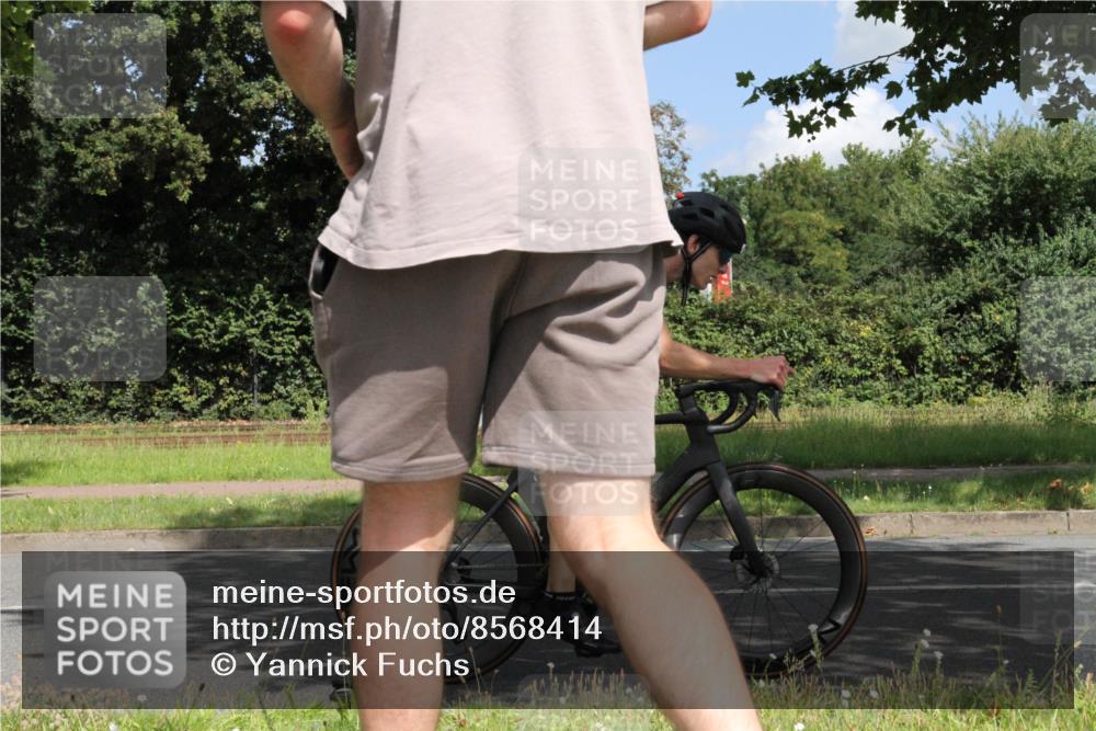 10.08.2025 - GEWOBA Citytriathlon Bremen Yannick Fuchs http://msf.ph/oto/8568414 10.08.2025 12:57:35 Radfahren 572, 690, 720, 825, 853, 892, 900, 1018 meine-sportfotos.de